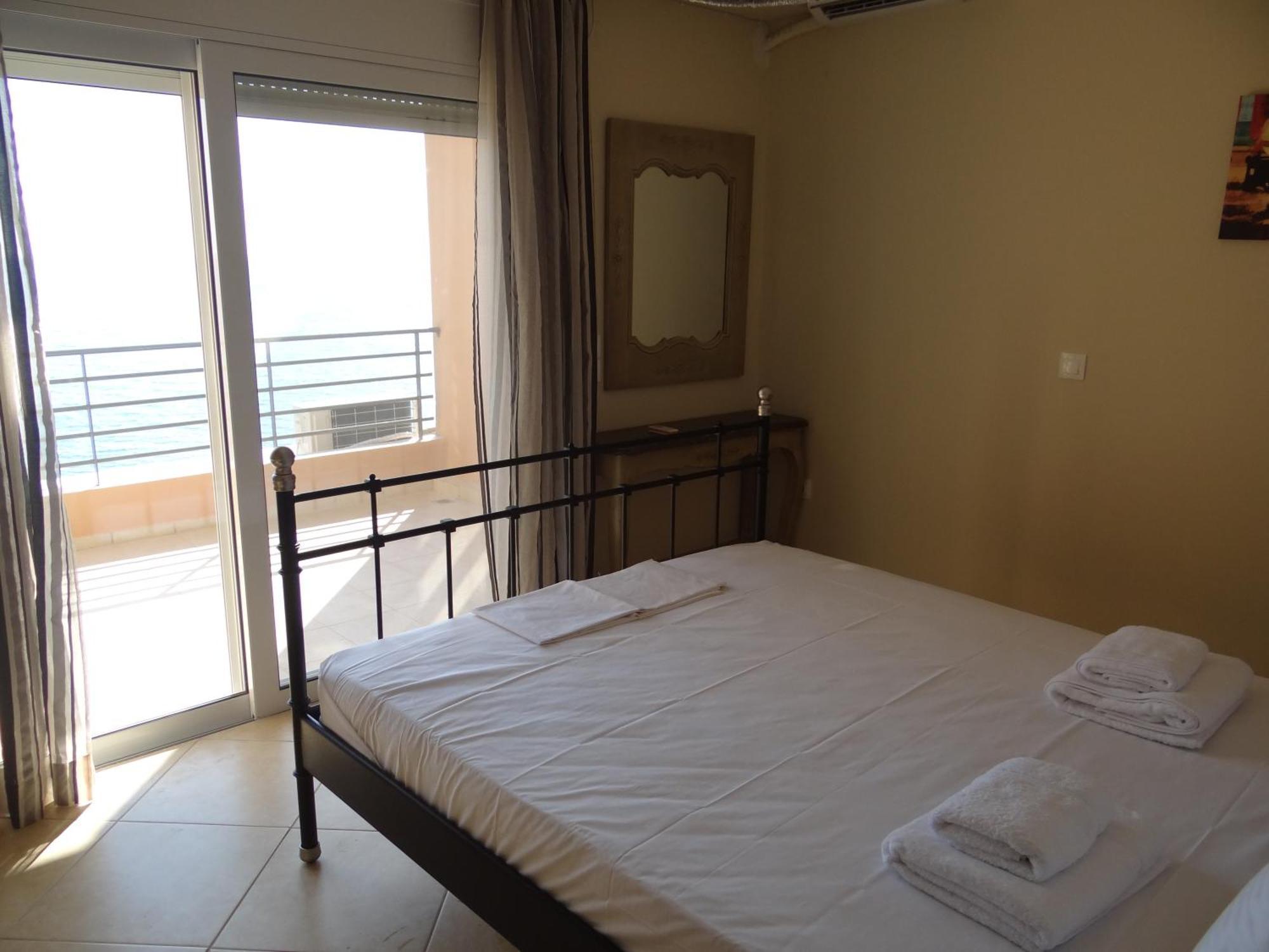 Aperanto House Paralia Loutsas Chambre photo